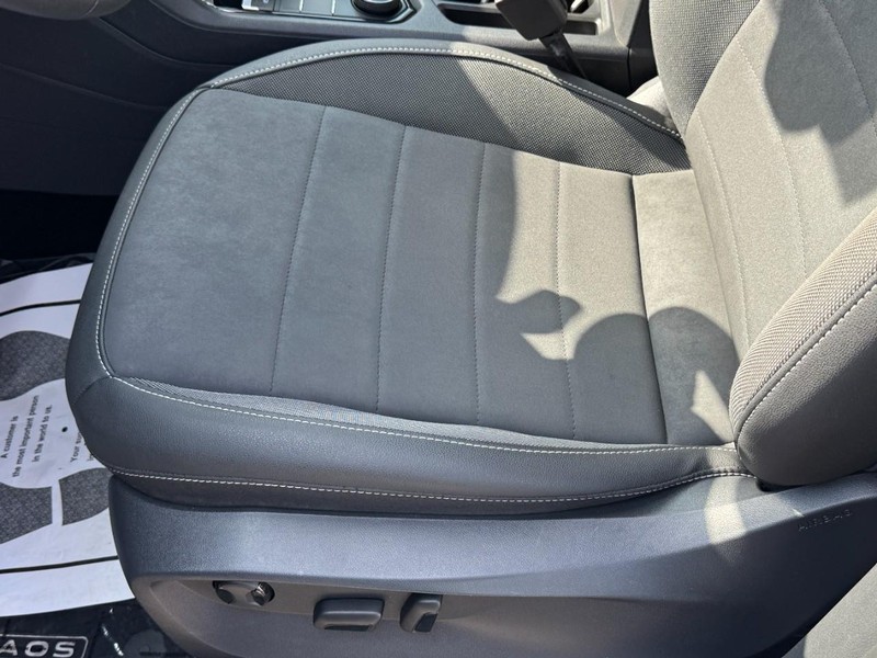 Volkswagen Taos Vehicle Full-screen Gallery Image 23