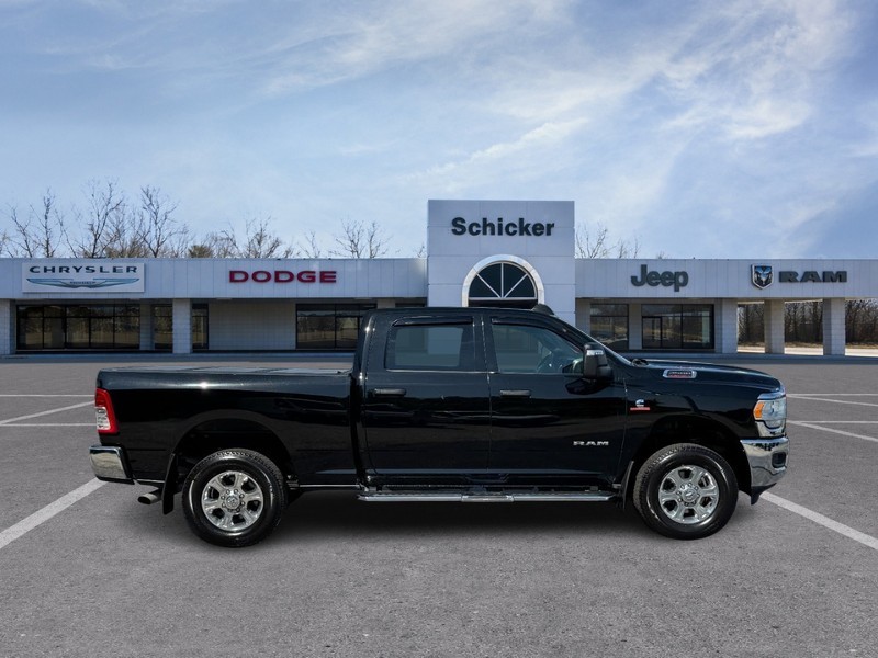 Ram 3500 Vehicle Full-screen Gallery Image 02