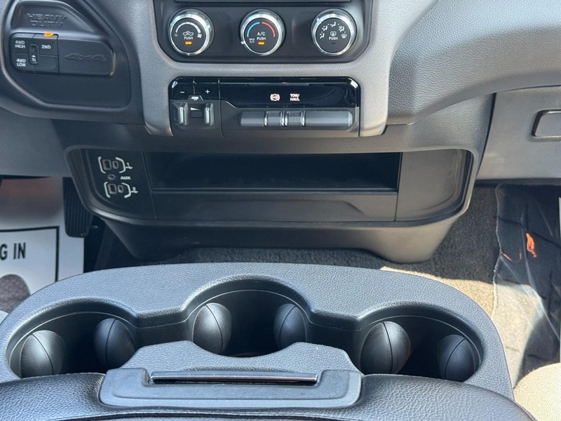 Ram 3500 Vehicle Full-screen Gallery Image 14