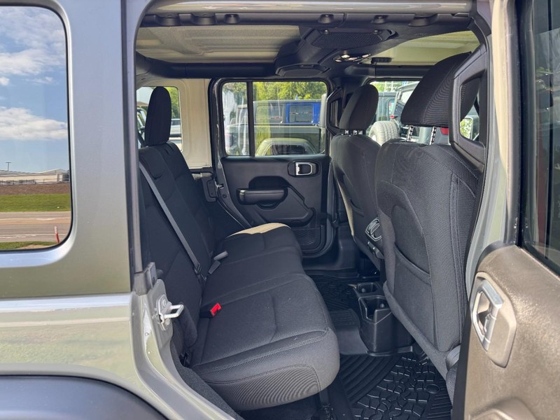 Jeep Wrangler Vehicle Full-screen Gallery Image 10