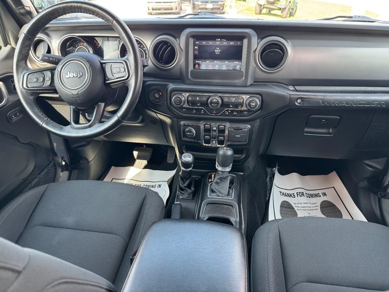Jeep Wrangler Vehicle Full-screen Gallery Image 11