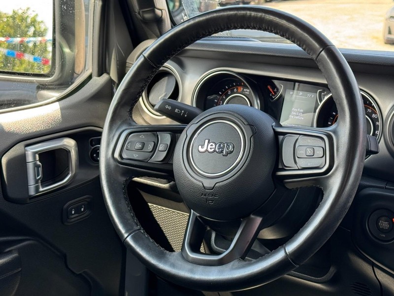 Jeep Wrangler Vehicle Full-screen Gallery Image 12