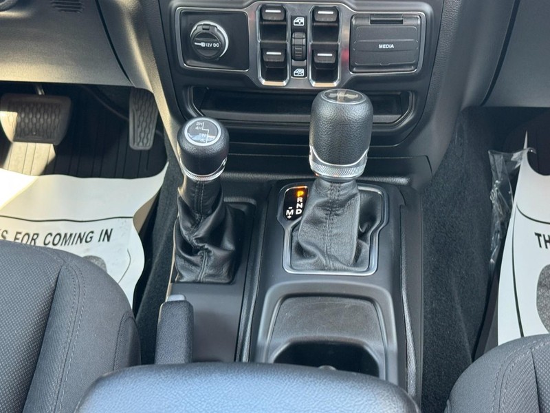 Jeep Wrangler Vehicle Full-screen Gallery Image 14