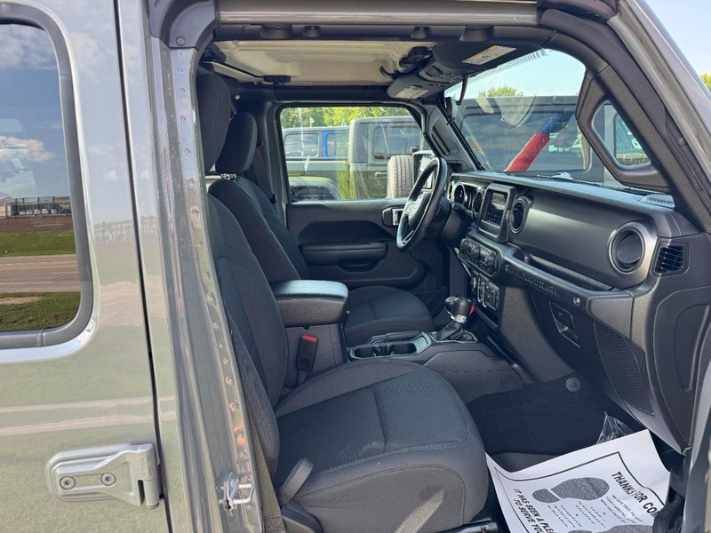 Jeep Wrangler Vehicle Full-screen Gallery Image 15