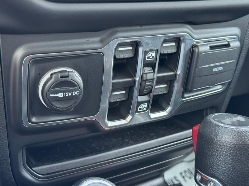 Jeep Wrangler Vehicle Full-screen Gallery Image 19