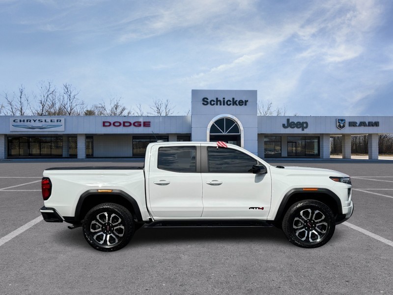 GMC Canyon Vehicle Full-screen Gallery Image 02