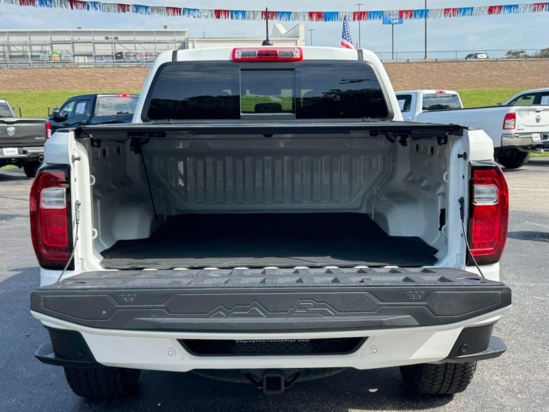 GMC Canyon Vehicle Full-screen Gallery Image 05