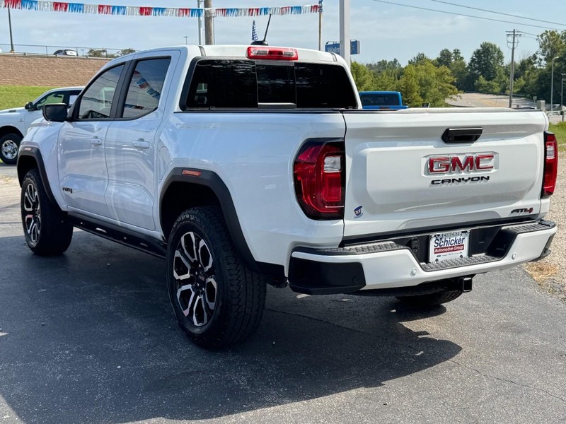 GMC Canyon Vehicle Full-screen Gallery Image 06