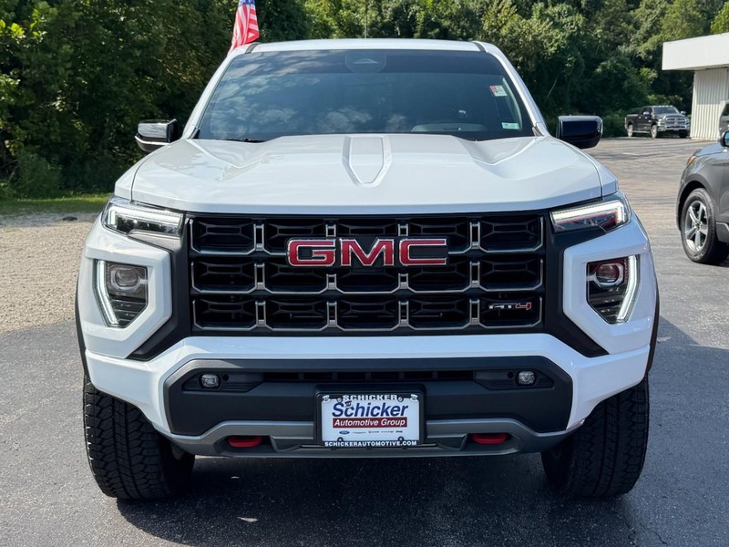 GMC Canyon Vehicle Full-screen Gallery Image 09