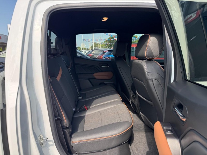 GMC Canyon Vehicle Full-screen Gallery Image 10