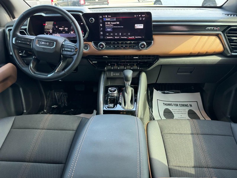 GMC Canyon Vehicle Full-screen Gallery Image 11