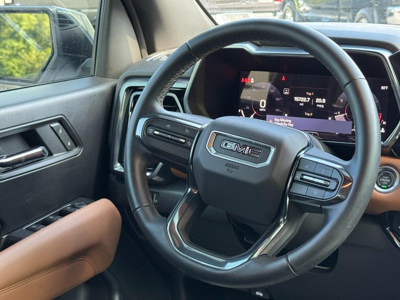 GMC Canyon Vehicle Full-screen Gallery Image 12