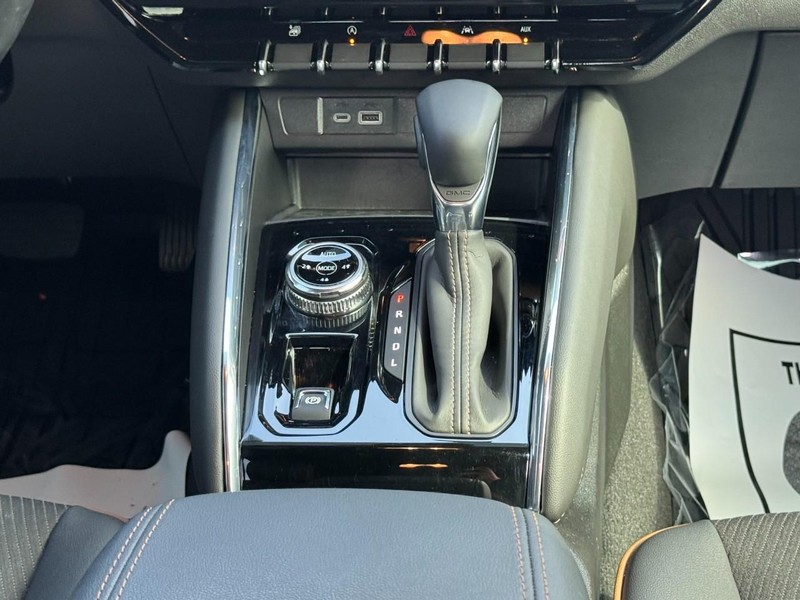 GMC Canyon Vehicle Full-screen Gallery Image 14
