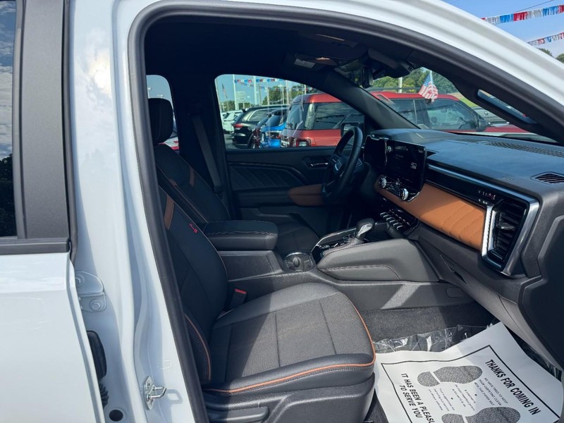 GMC Canyon Vehicle Full-screen Gallery Image 15