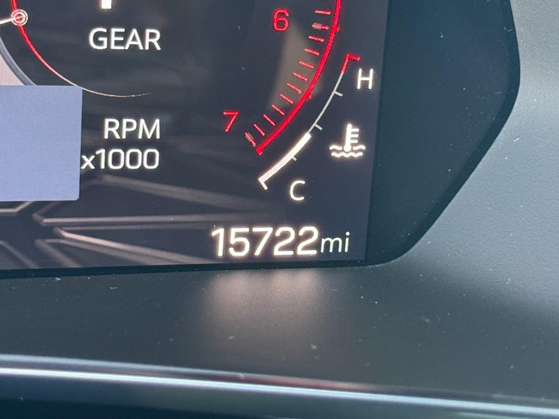 GMC Canyon Vehicle Full-screen Gallery Image 18
