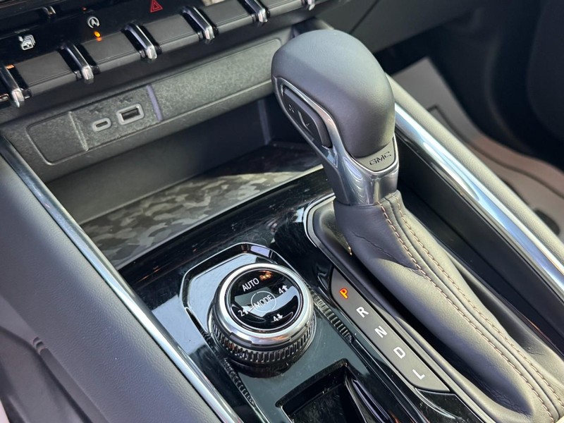 GMC Canyon Vehicle Full-screen Gallery Image 19