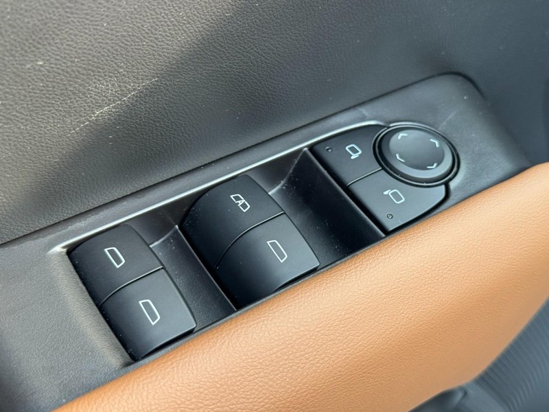 GMC Canyon Vehicle Full-screen Gallery Image 23