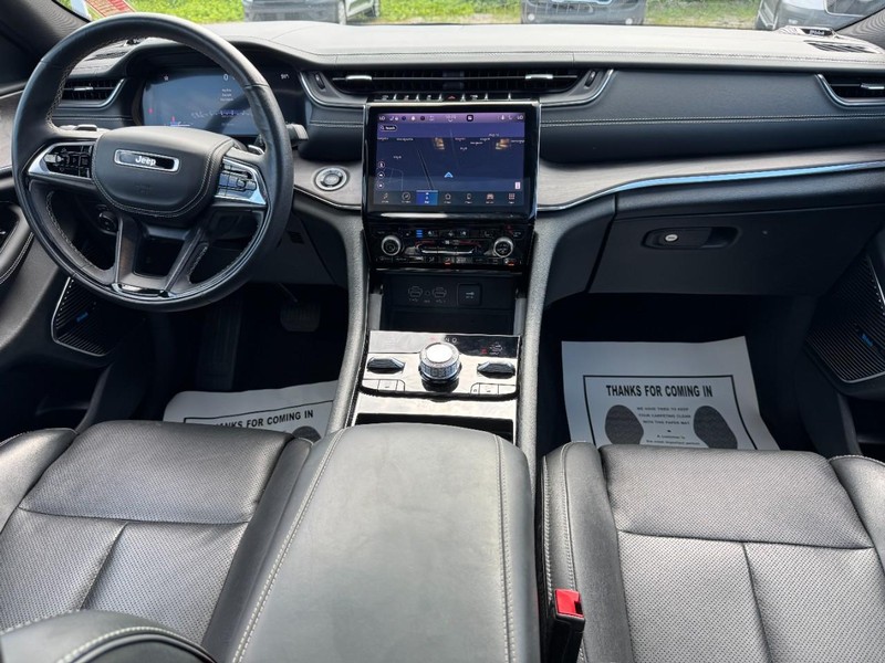Jeep Grand Cherokee Vehicle Full-screen Gallery Image 11