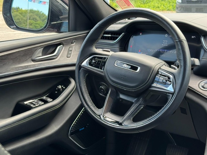 Jeep Grand Cherokee Vehicle Full-screen Gallery Image 12