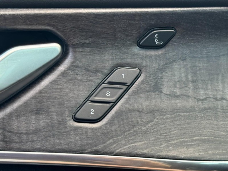 Jeep Grand Cherokee Vehicle Full-screen Gallery Image 16
