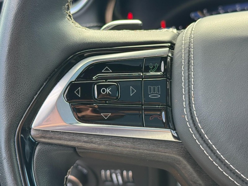 Jeep Grand Cherokee Vehicle Full-screen Gallery Image 17