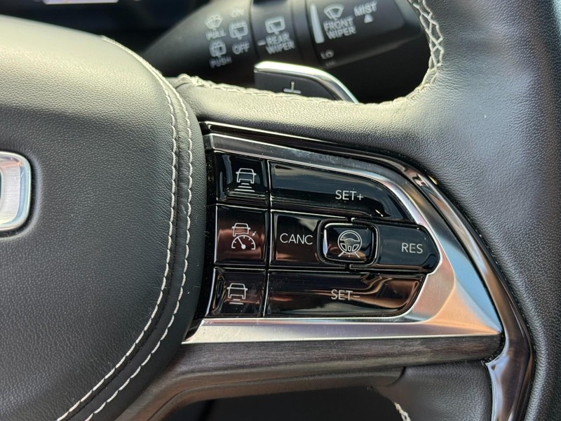 Jeep Grand Cherokee Vehicle Full-screen Gallery Image 18