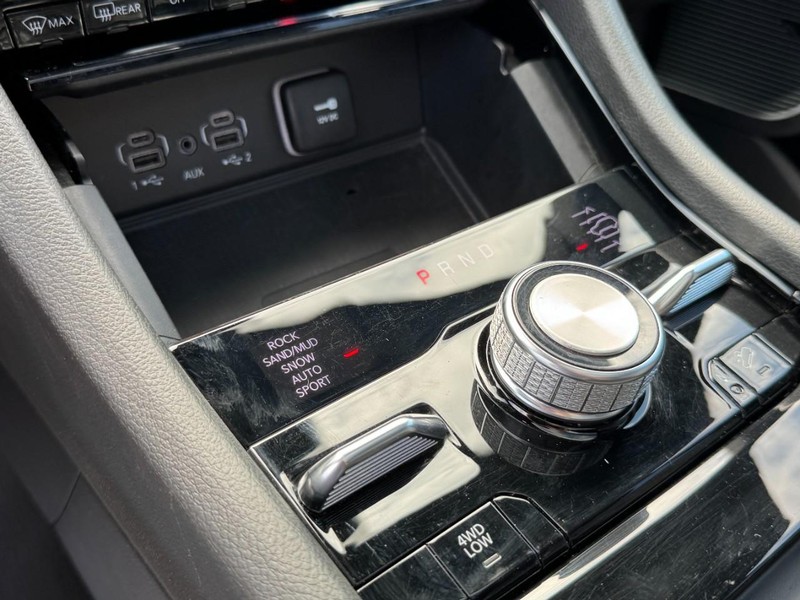 Jeep Grand Cherokee Vehicle Full-screen Gallery Image 20