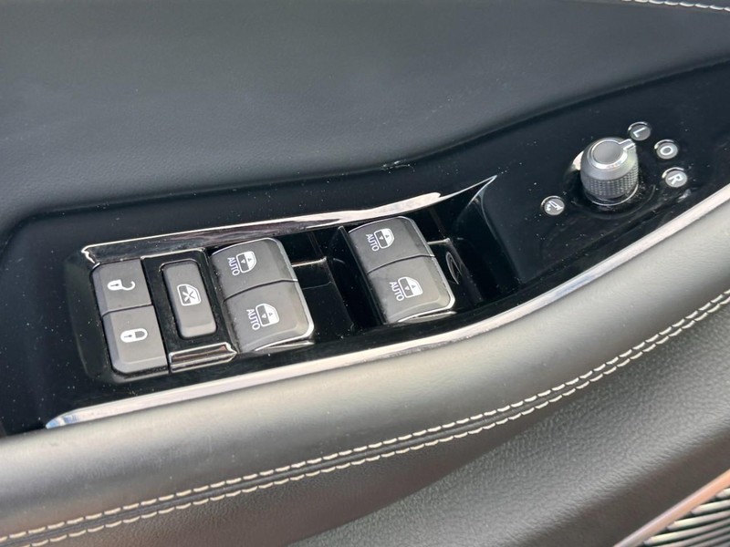 Jeep Grand Cherokee Vehicle Full-screen Gallery Image 24