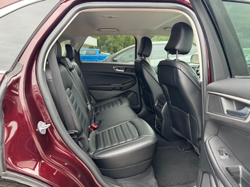 Ford Edge Vehicle Full-screen Gallery Image 10
