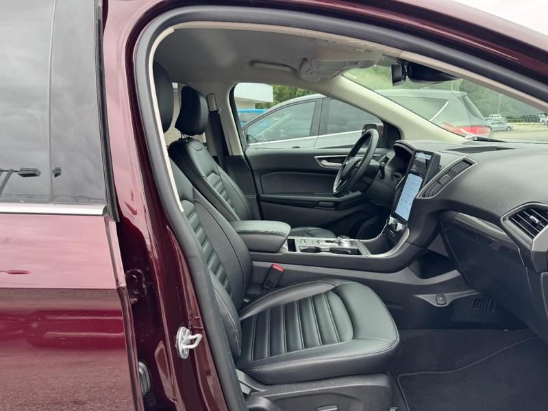 Ford Edge Vehicle Full-screen Gallery Image 15