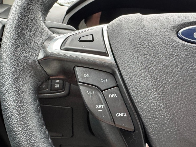 Ford Edge Vehicle Full-screen Gallery Image 16