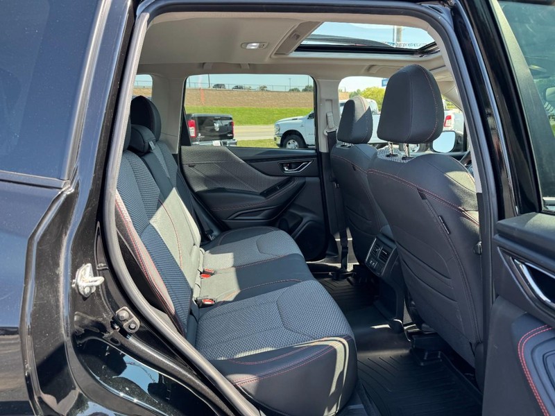 Subaru Forester Vehicle Full-screen Gallery Image 10