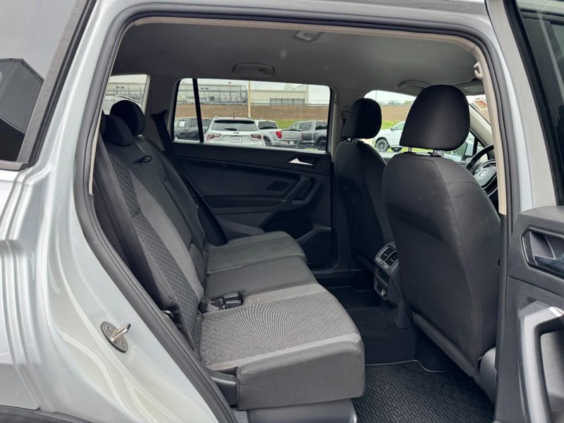 Volkswagen Tiguan Vehicle Full-screen Gallery Image 10