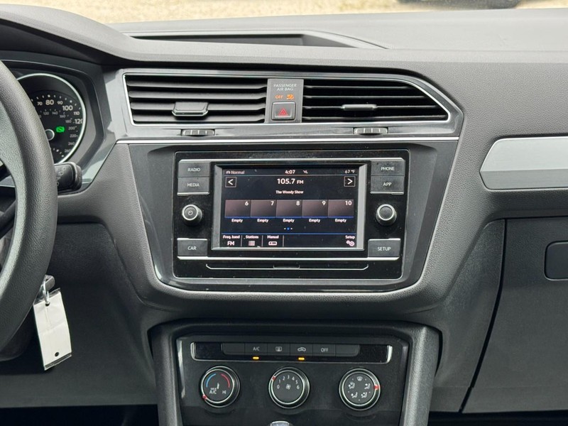 Volkswagen Tiguan Vehicle Full-screen Gallery Image 13