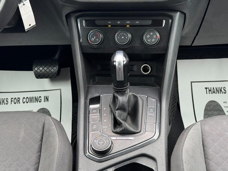 Volkswagen Tiguan Vehicle Full-screen Gallery Image 14
