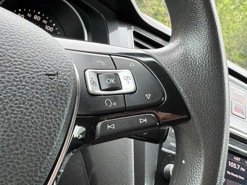 Volkswagen Tiguan Vehicle Full-screen Gallery Image 17