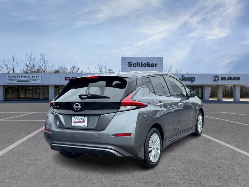 Nissan LEAF Vehicle Full-screen Gallery Image 03