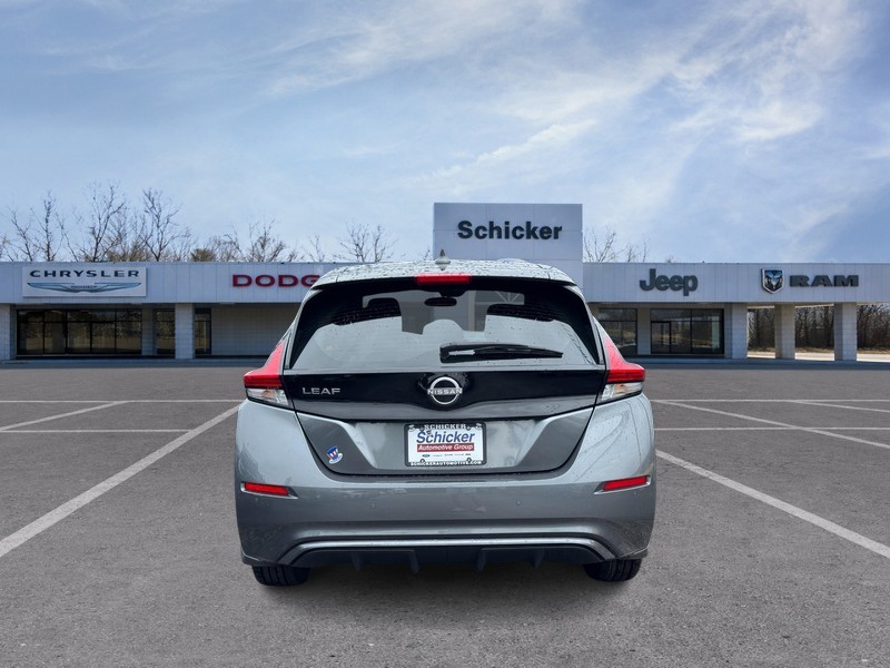 Nissan LEAF Vehicle Full-screen Gallery Image 04