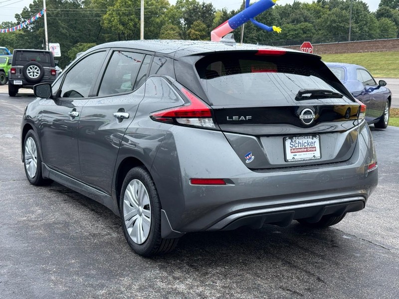 Nissan LEAF Vehicle Full-screen Gallery Image 06