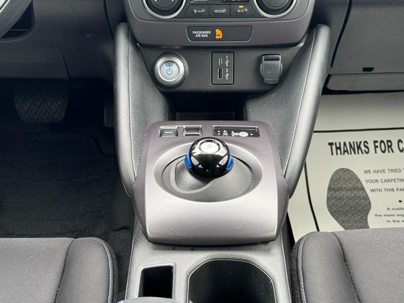 Nissan LEAF Vehicle Full-screen Gallery Image 14
