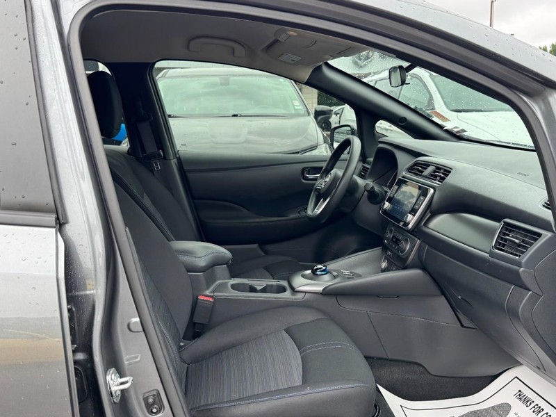 Nissan LEAF Vehicle Full-screen Gallery Image 15