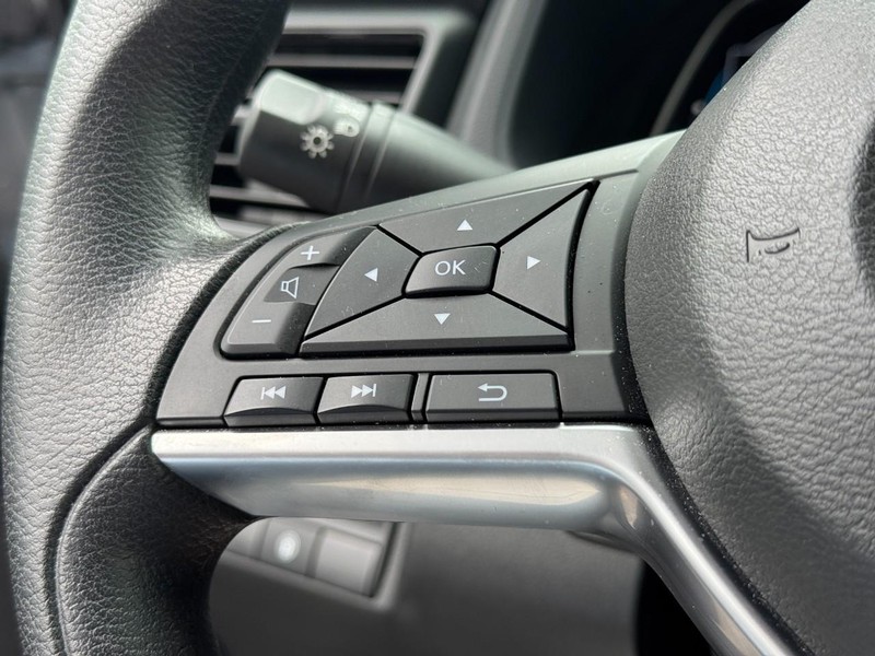 Nissan LEAF Vehicle Full-screen Gallery Image 16