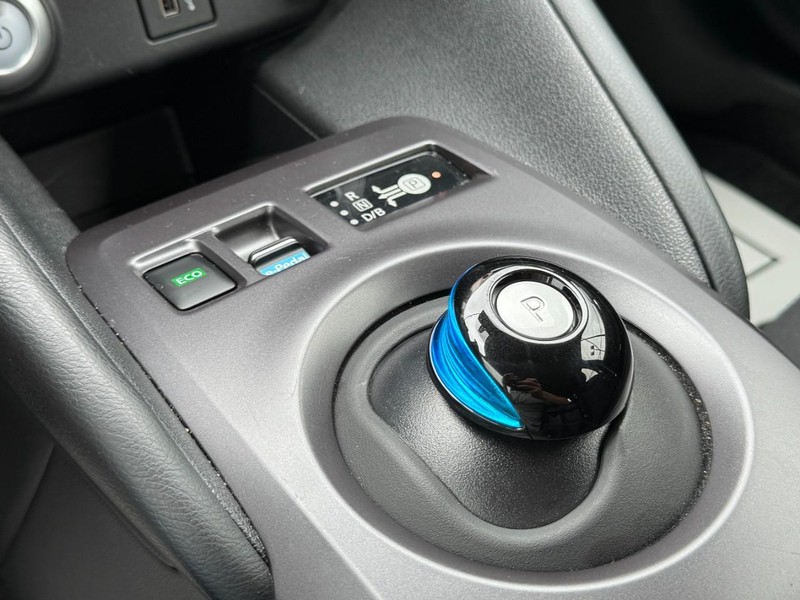 Nissan LEAF Vehicle Full-screen Gallery Image 19
