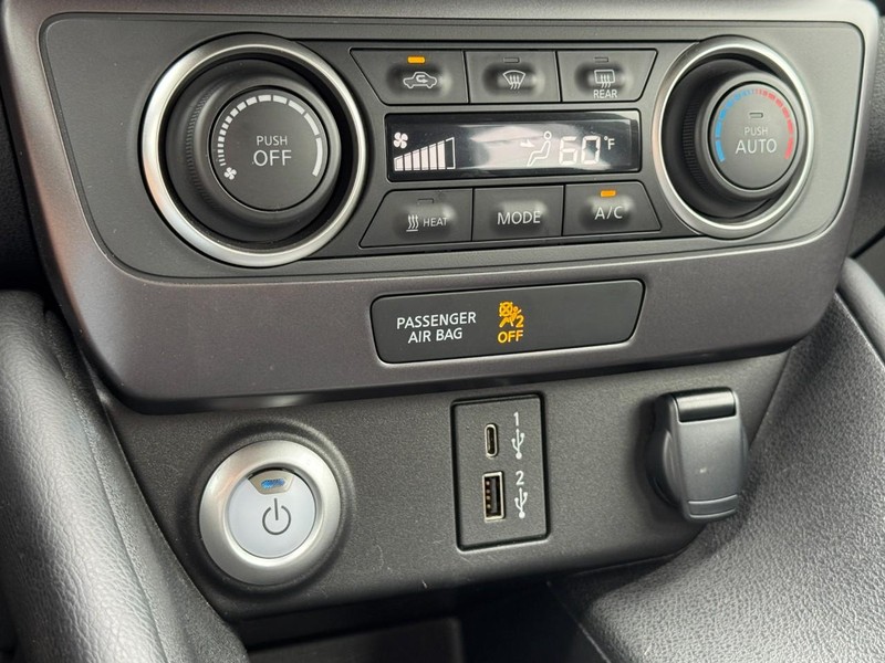 Nissan LEAF Vehicle Full-screen Gallery Image 20