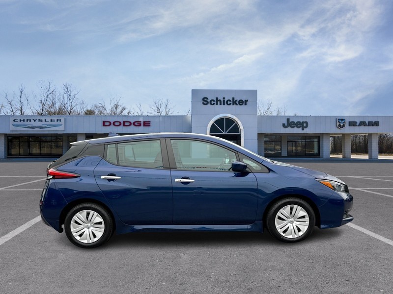 Nissan LEAF Vehicle Full-screen Gallery Image 02