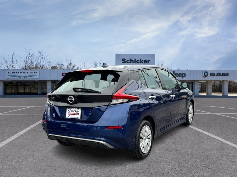 Nissan LEAF Vehicle Full-screen Gallery Image 03