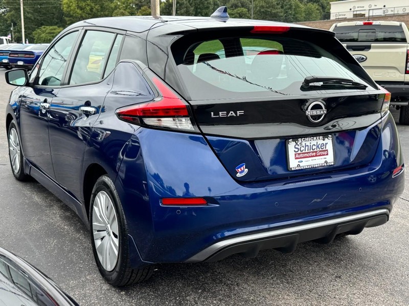 Nissan LEAF Vehicle Full-screen Gallery Image 06