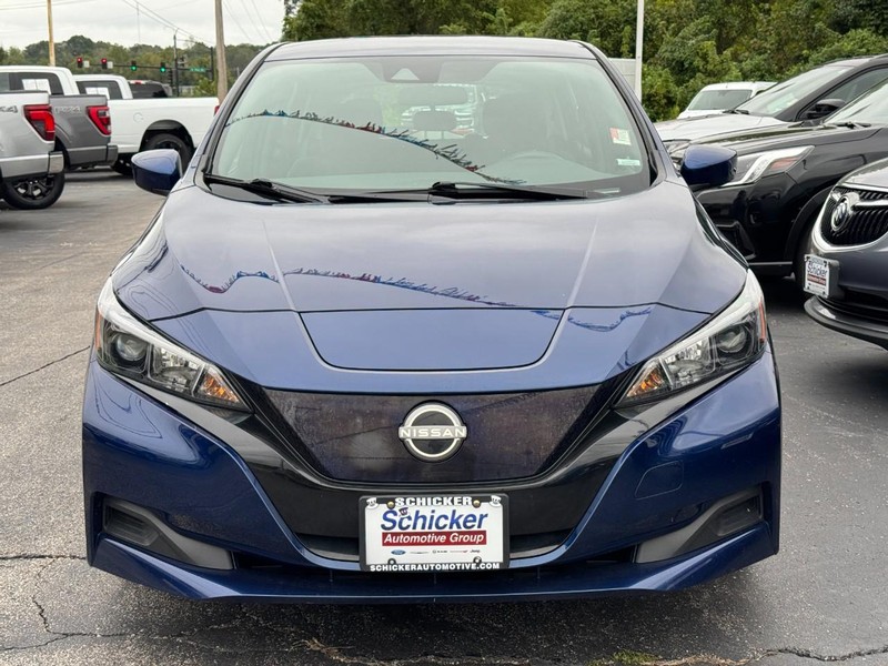 Nissan LEAF Vehicle Full-screen Gallery Image 09