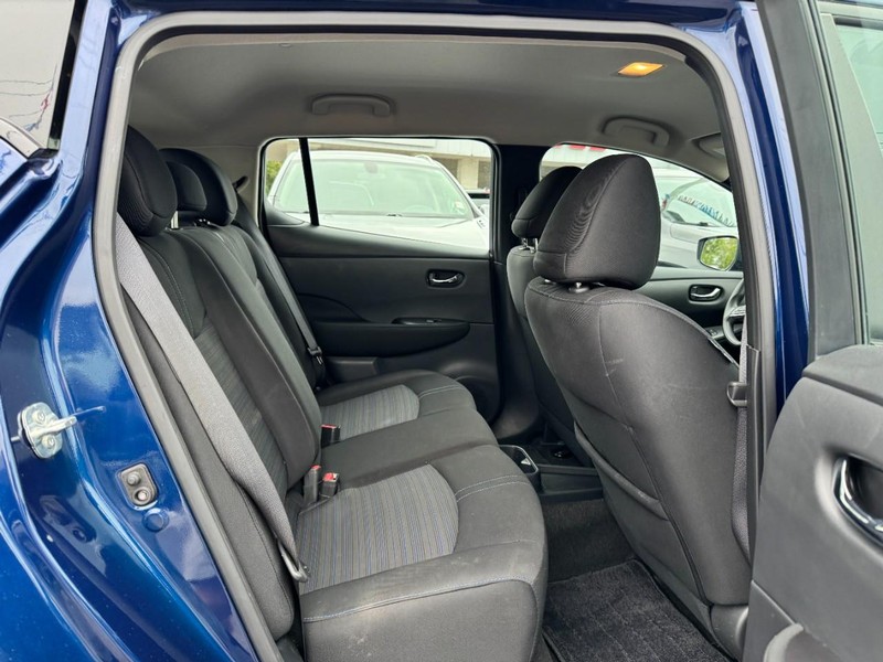 Nissan LEAF Vehicle Full-screen Gallery Image 10