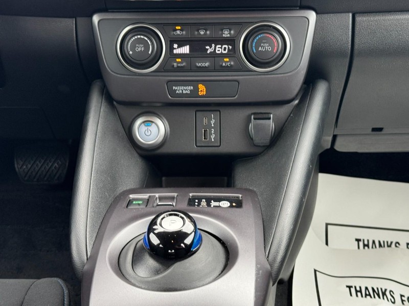 Nissan LEAF Vehicle Full-screen Gallery Image 14